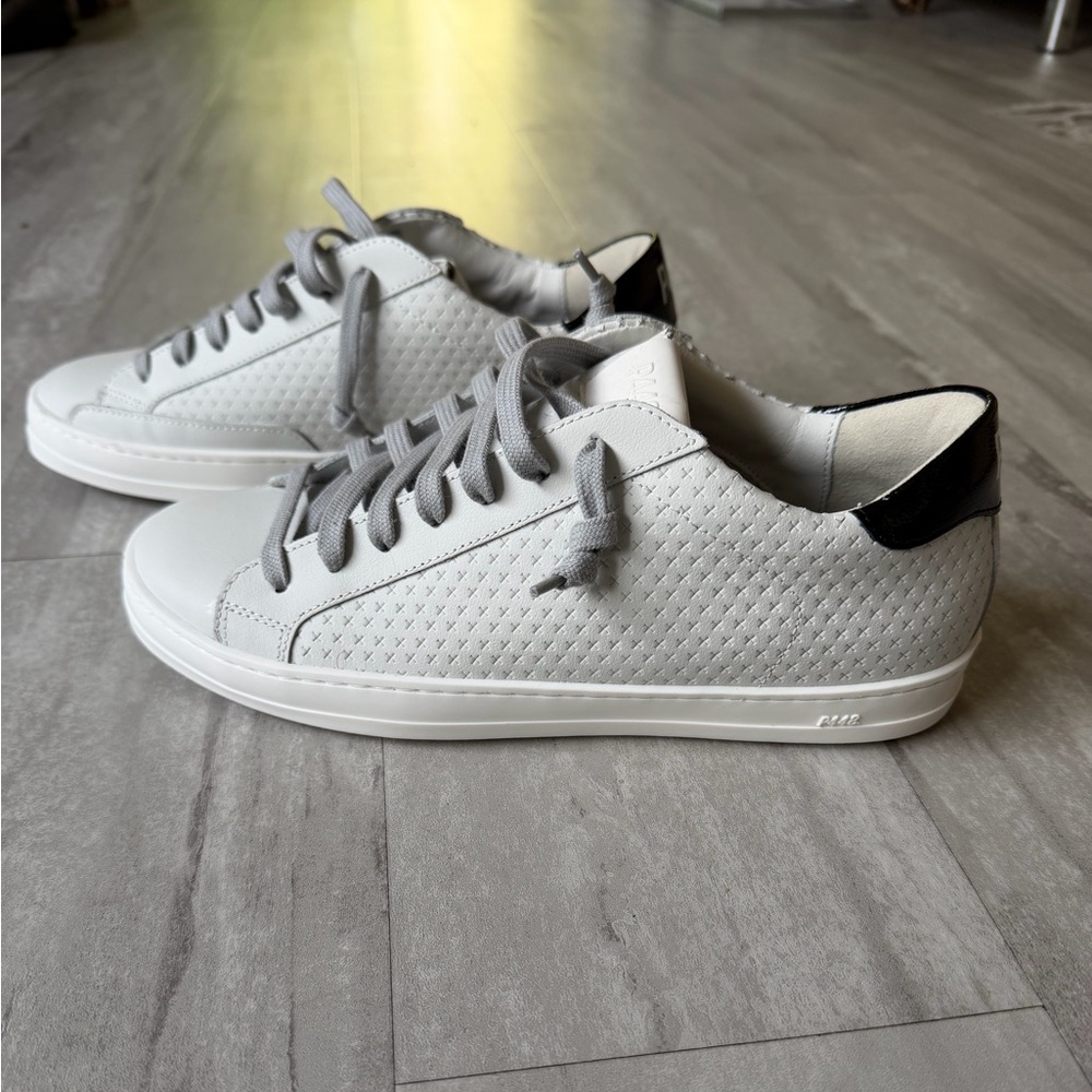 P448 Stylish White and Black woman Sneakers